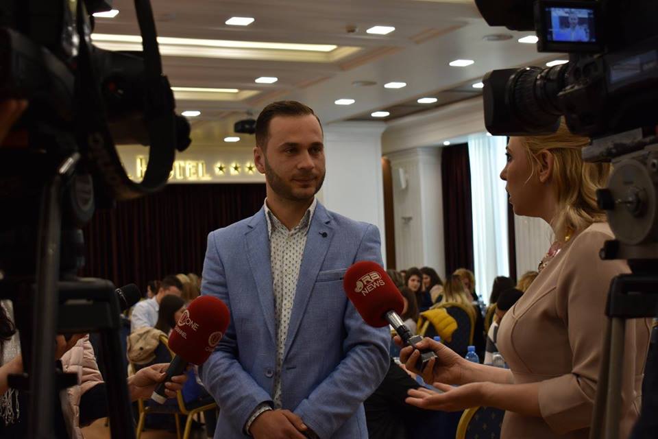 ALO 116 SHQIPËRI EMËRON DREJTORIN...