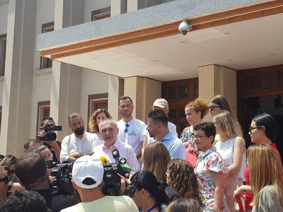 Shoqëria civile marshon për mbrojtjen...